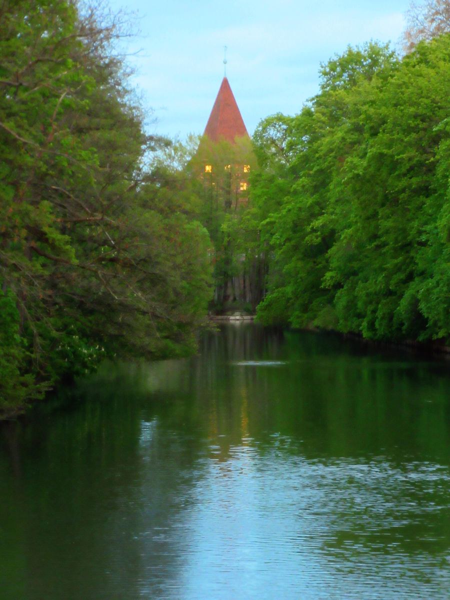 Blick über die Pegnitz in Nürnberg am Abend mit Bäumen am Ufer